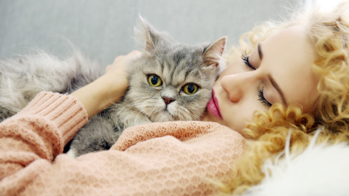 home-staging_01 Auf dem Bild sieht man eine Frau, die mit einer Katze kuschelt und sich fragt: Wer bin ich ohne mein geliebtes Tier?